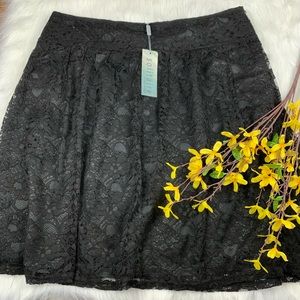 Solitaire Lace Skirt Black, lined, NWT SIZ…